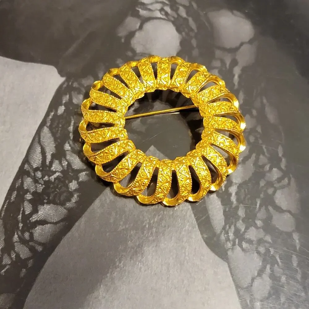 Vintage Large Shiny Gold Ornate‎ Ribbon Wreath Brooch Pin, 2